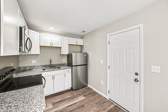 Building Photo - Renovated 2 Bed 1 Bath Home