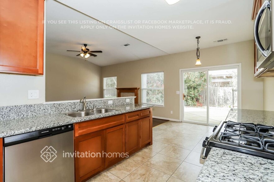 Building Photo - 945 Skyline Dr