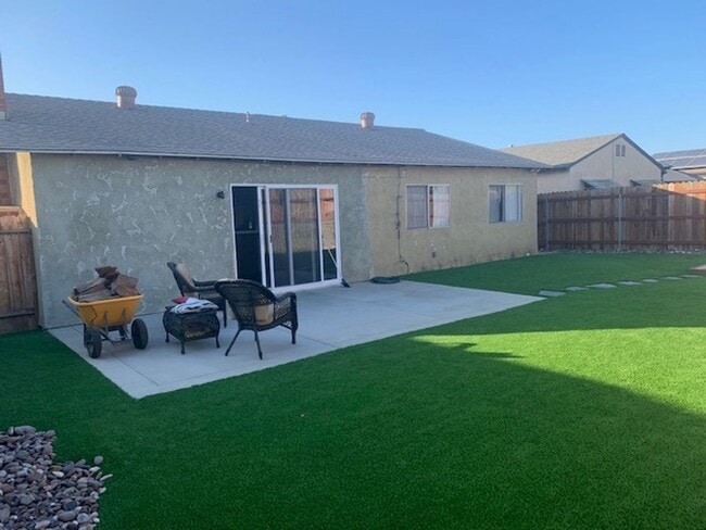 Building Photo - Beautiful 3 bedroom 2 bath Home in Imperial Beach