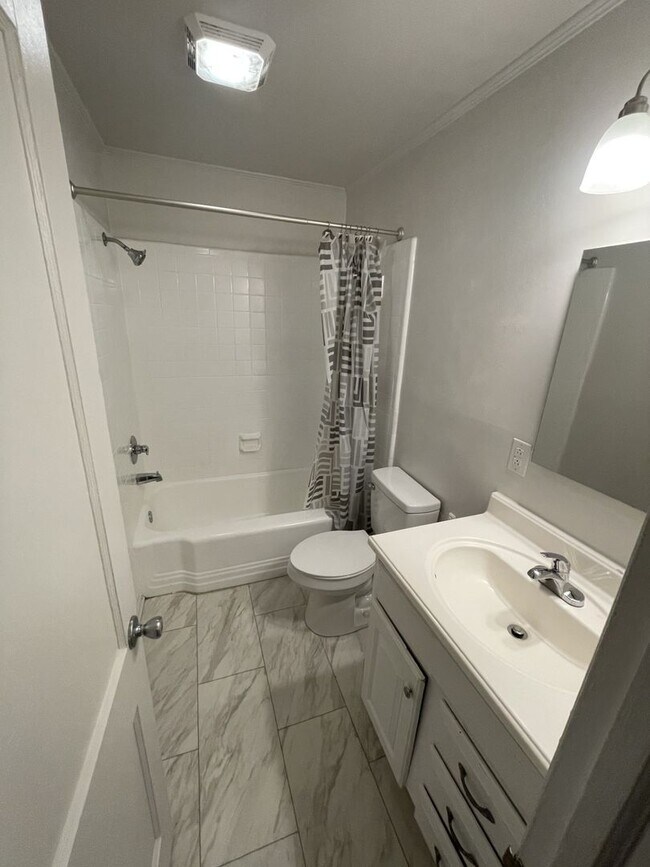 Building Photo - 2 Bedroom 1 Bathroom Duplex Downtown Raleigh!