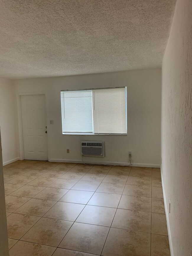 Building Photo - 2 Bedrooms in Hallandale Beach