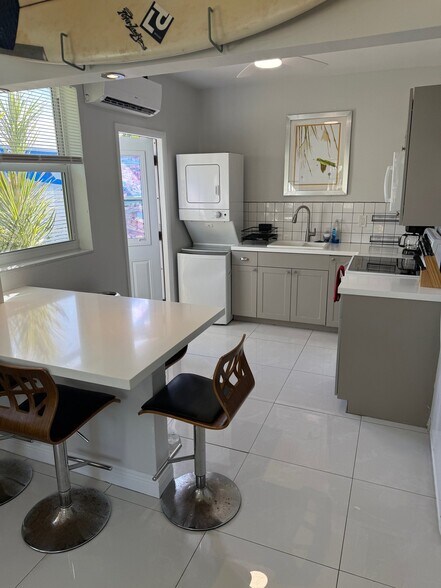 Building Photo - 2513 Staples Ave