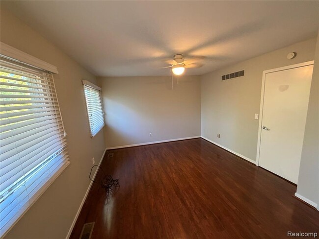 Building Photo - 39588 Squire Rd