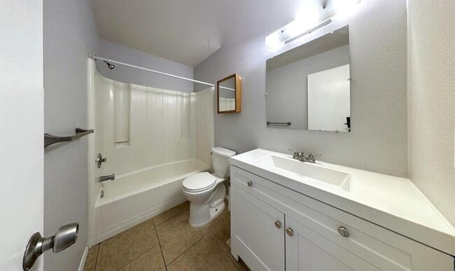 Building Photo - 1159 E Rohe St