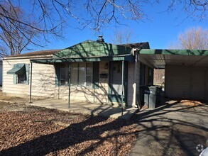 Building Photo - Huge Backyard