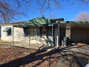 Building Photo - Huge Backyard