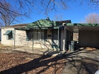 Building Photo - Huge Backyard