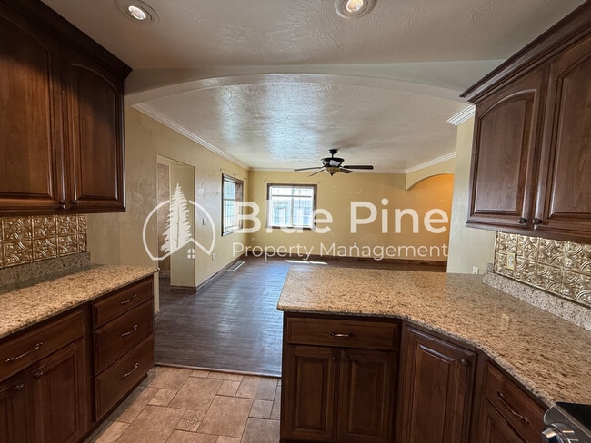 Building Photo - 321 Lomax St