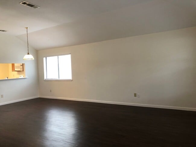 Building Photo - 208 E Denton Dr