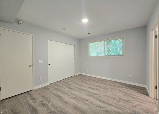 Building Photo - 4 Bedroom 3 Bath in Lake Forest Park