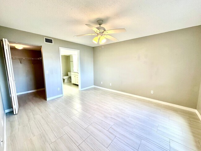 Building Photo - ** EMERALD LAKES ** 2 BED / 2 BATH CONDO -...