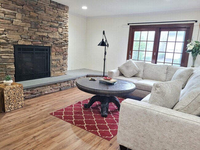 Building Photo - 2017 Woodford Rd