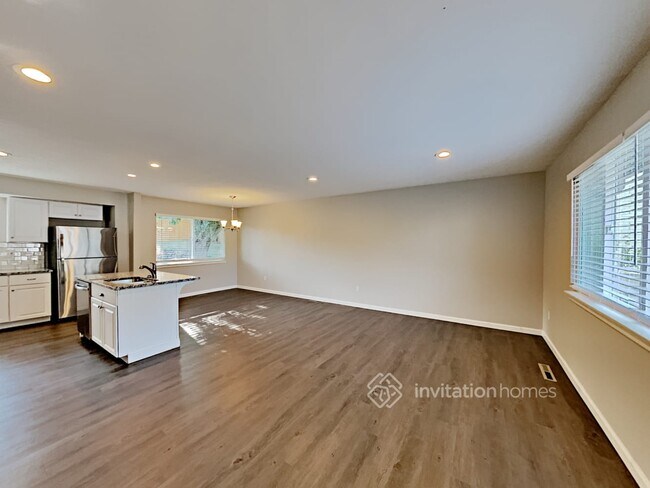 Building Photo - 5424 Del Rey Dr