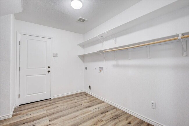 Building Photo - 5 Bedroom, 2.5 baths 2 story home in Wylie, TX