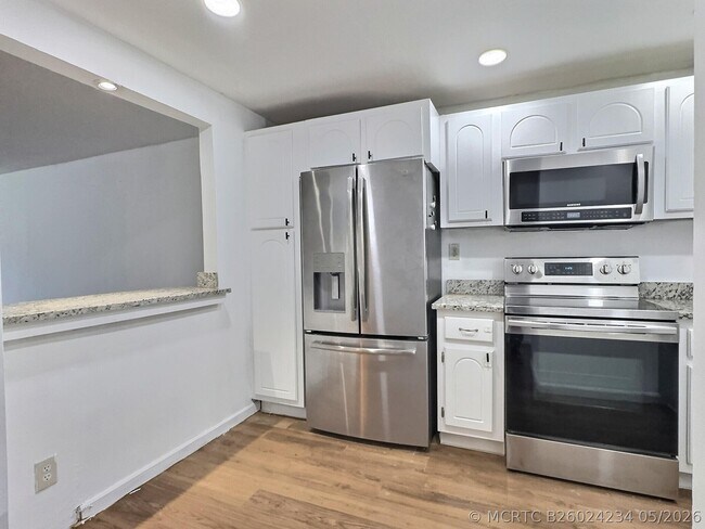 Building Photo - 400 S Hollybrook Dr