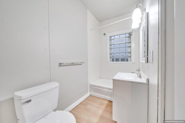 Building Photo - 645 5th St