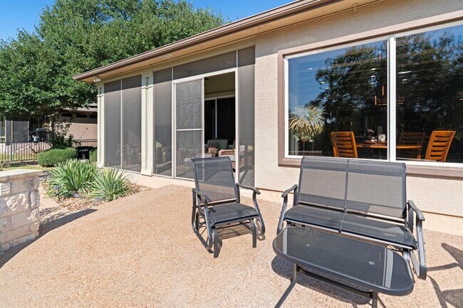 Building Photo - 121 Vinca Dr