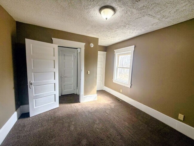 Building Photo - 729 Mallison Ave