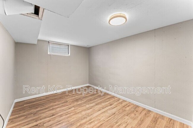Building Photo - 1100 SW Kingscross Rd