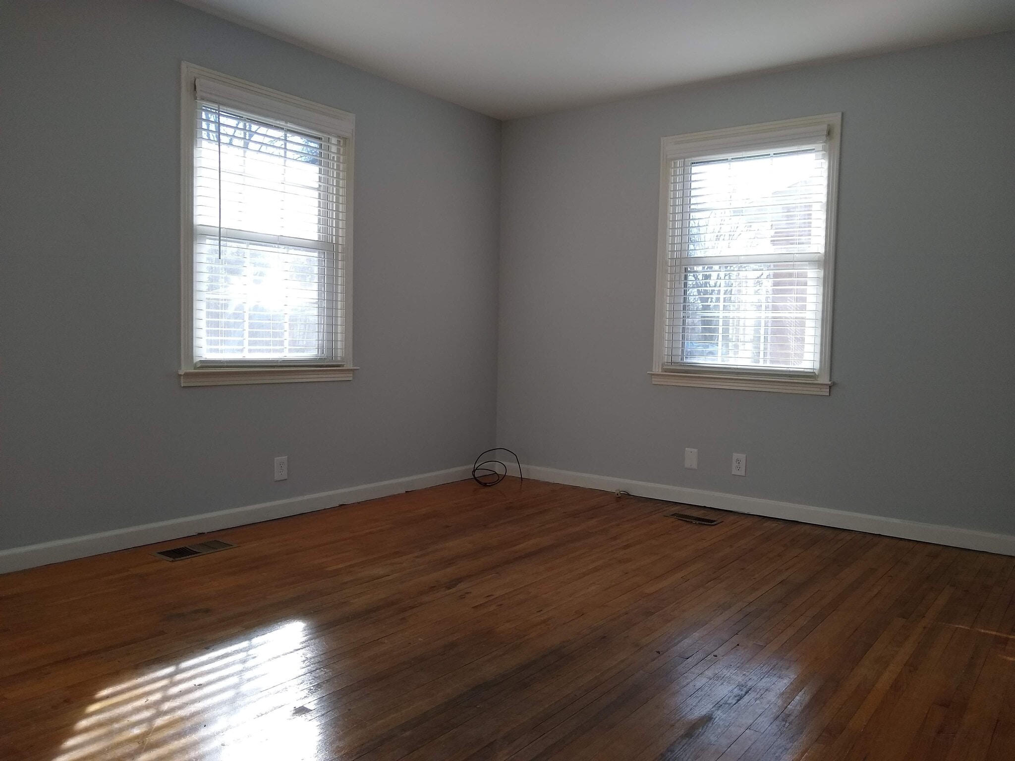 Living - 1411 Daniel St
