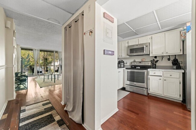 Building Photo - 113 Royal Pk Dr