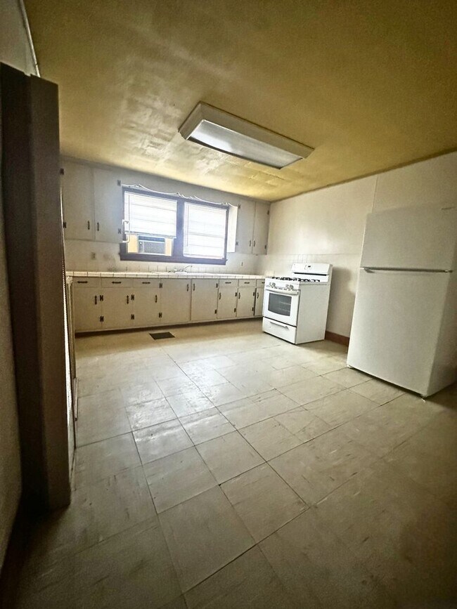 Building Photo - 704 E Thomas St