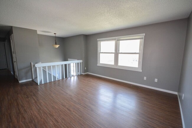 Building Photo - Pet friendly home in Country Club Manor w/fenced yard!