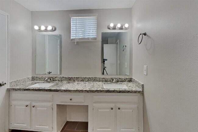 Building Photo - 4474 W Cypress Villas Dr