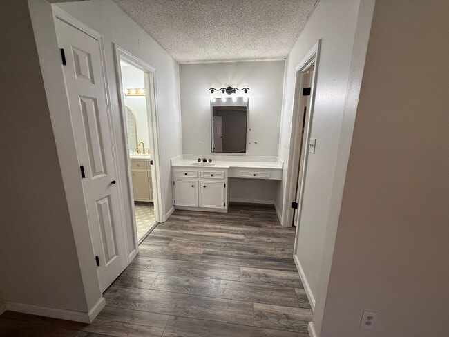 Building Photo - Luxury 4 Bed Home with Bonus Rooms and Pool