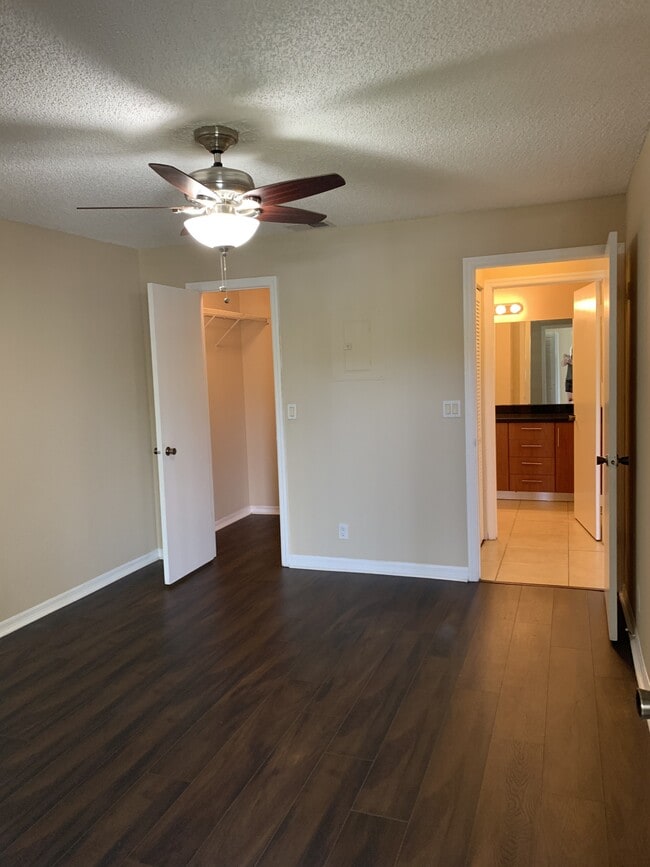 Building Photo - 3370 Pinewalk Dr N