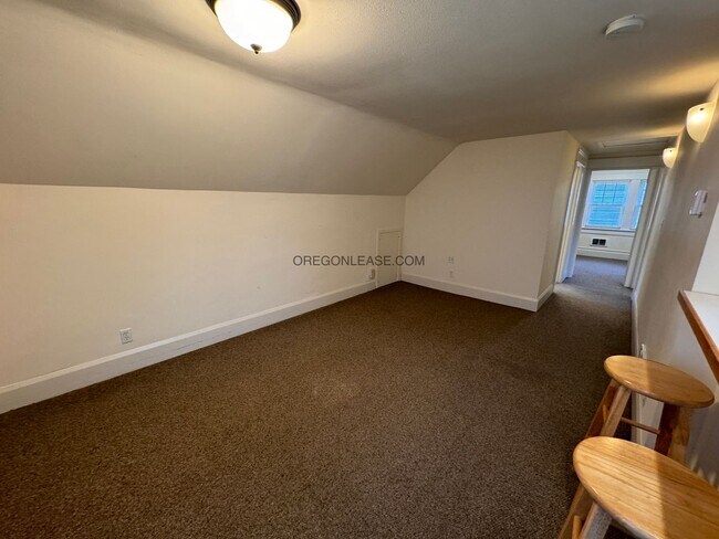 Building Photo - 2 Bedroom 1 bath downtown apartment availa...