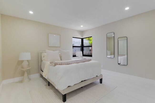 Building Photo - 5409 NE 4th Ave