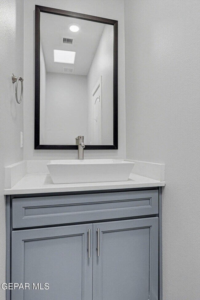 Building Photo - 13580 Lawkland St