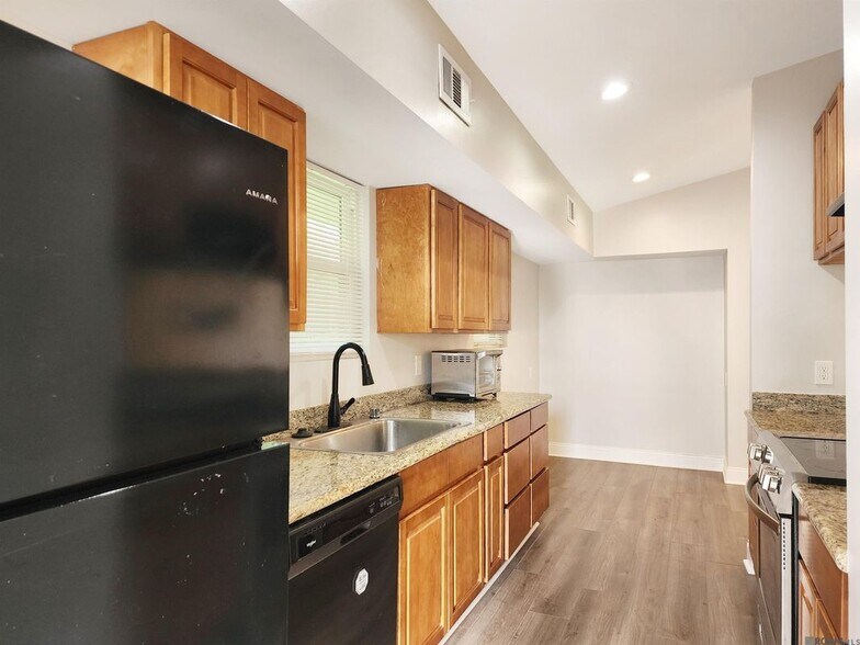 Building Photo - 468 College Hill Dr