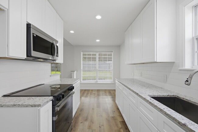 Building Photo - 6011 Bankside Dr