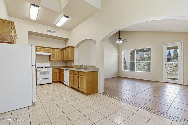 Building Photo - 1445 Paseo De Flor St