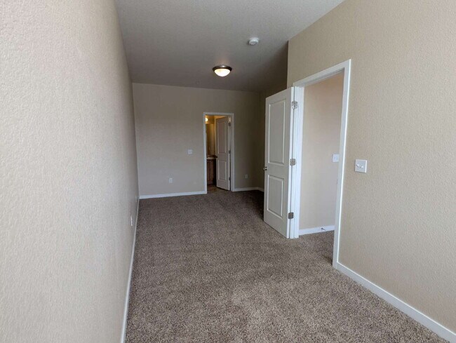 Building Photo - Beautiful 2BD/2BA Condo with Garage in Parkhill