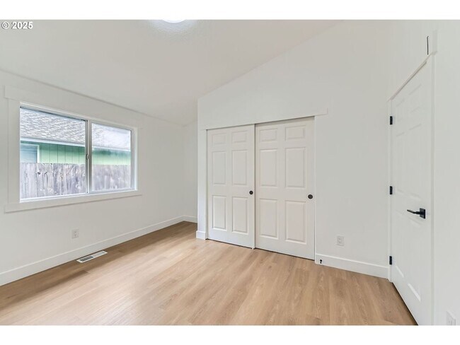 Building Photo - Charming One - Level