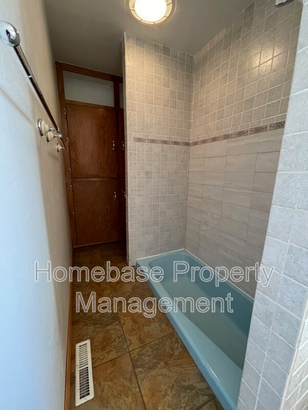 Building Photo - 2600 E Cliffside Dr