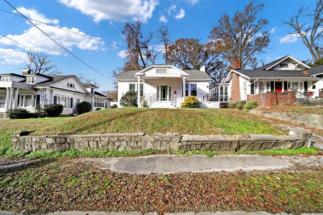 Building Photo - Lovely historic home in Gastonia!