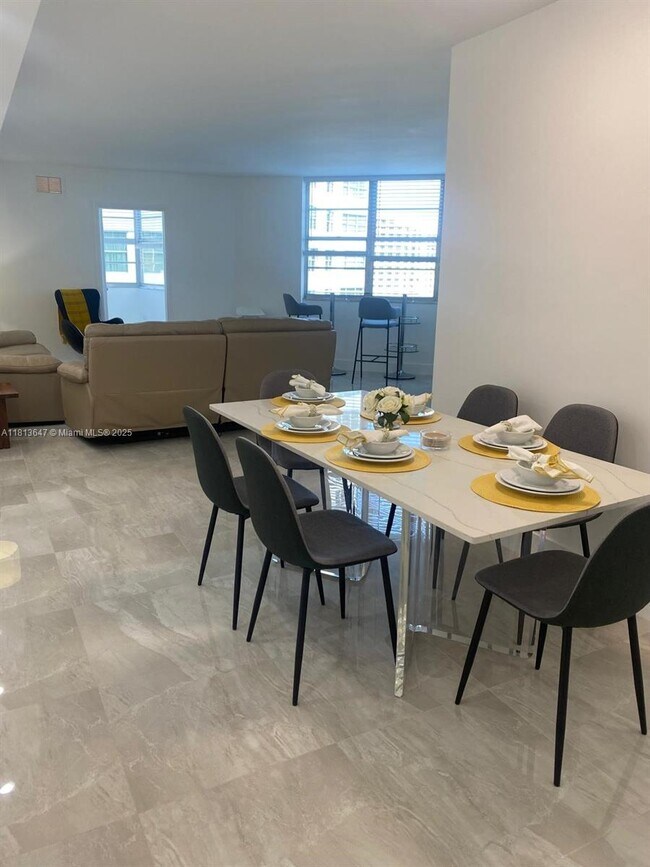 Building Photo - 825 Brickell Bay Dr