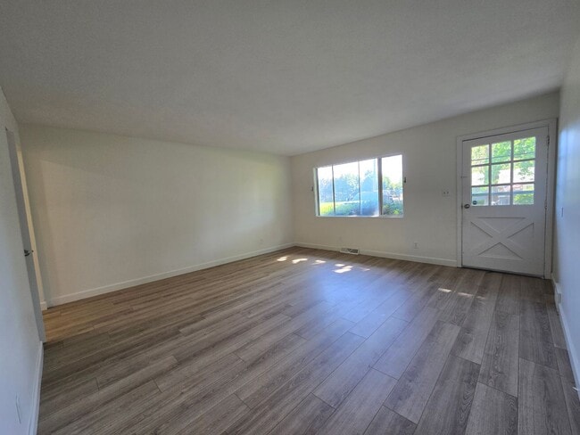 Building Photo - Updated 3 Bedroom Home in Downs