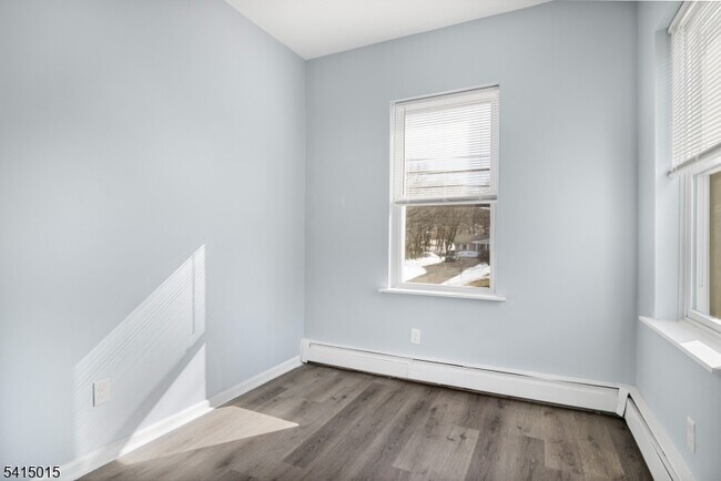 Building Photo - 150 E Main St