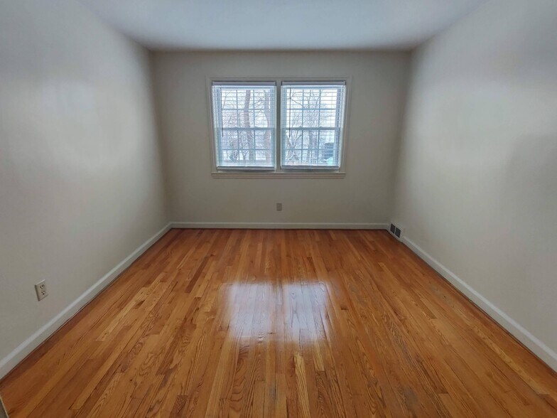 Building Photo - 82 Mercury Ct