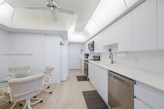 Building Photo - 4900 N Ocean Blvd