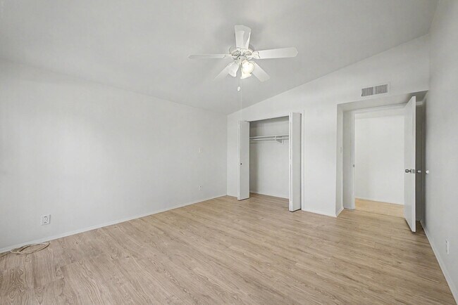 Building Photo - 10606 W Oakmont Dr
