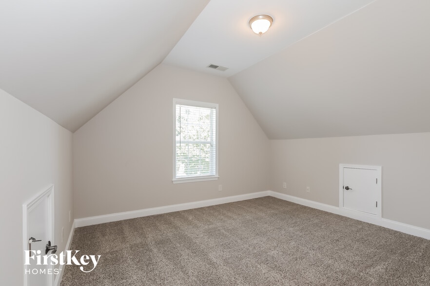 Building Photo - 495 Roland Manor Dr