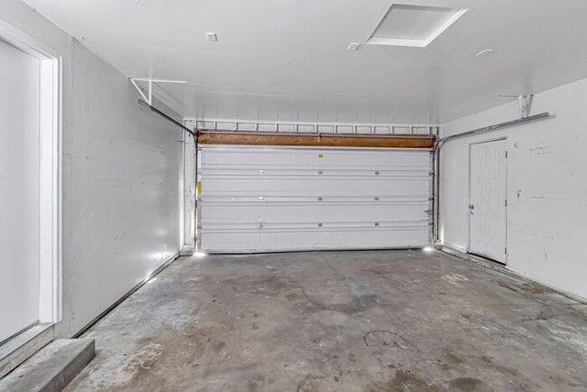 Building Photo - Charming 3-Bedroom Family Home in Orchard ...