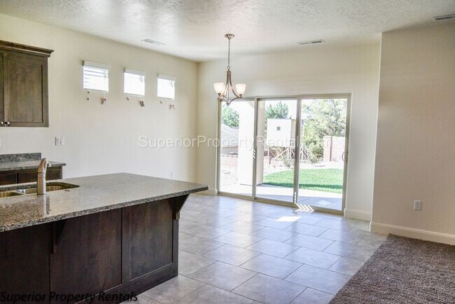 Building Photo - 4 bed, 2.5 bath home, 2 car garage with a large yard/ Pet friendly
