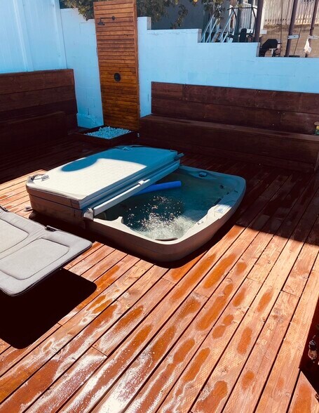 Building Photo - 1058 W 6th St